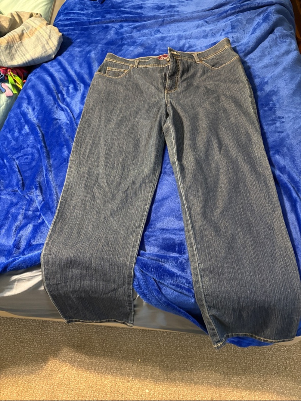 Gloria Vanderbilt Dark Blue straight leg Jeans 16p never worn. 27 inseam